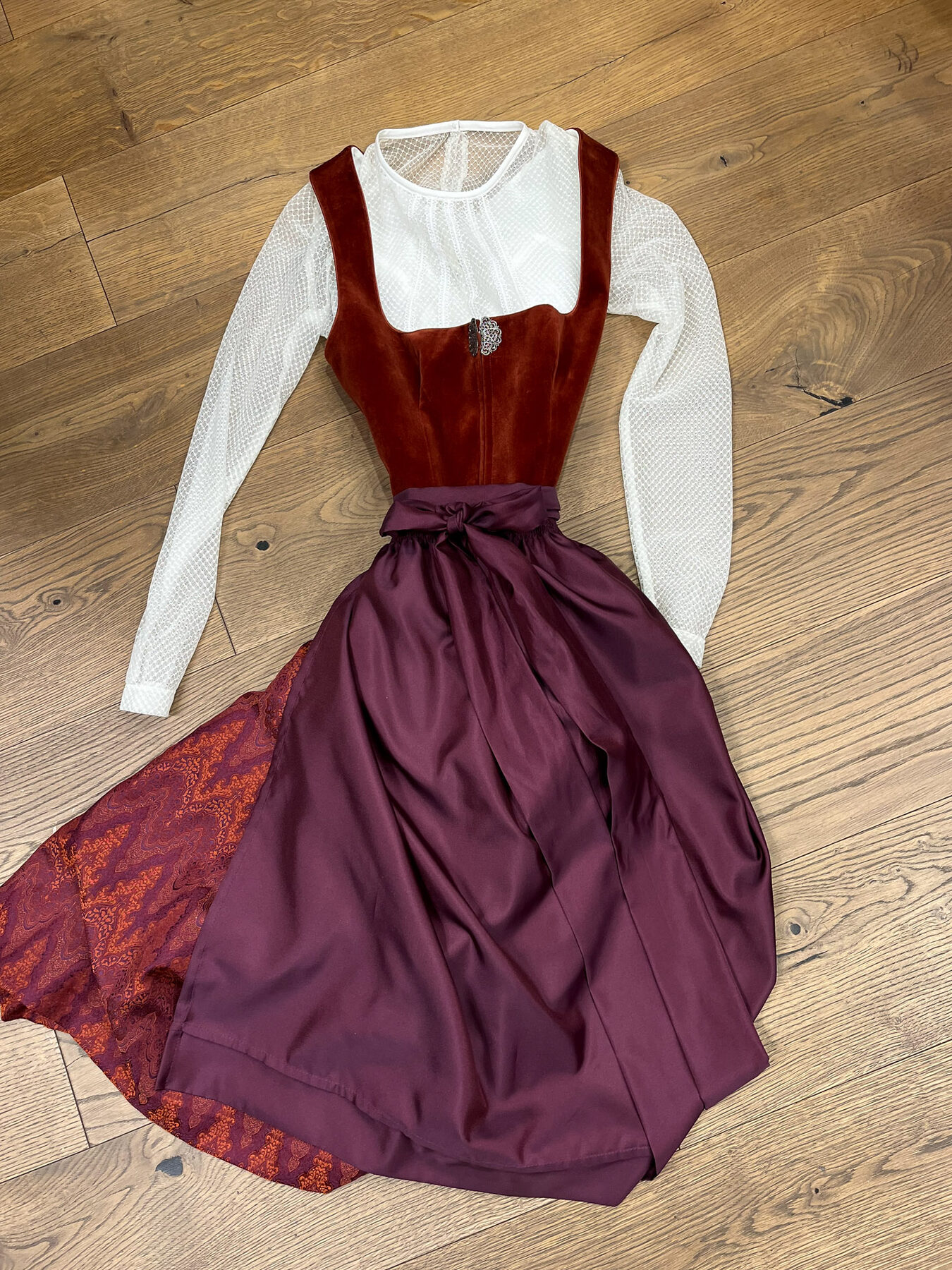 Dirndl und Trachtenmode im Geschäft